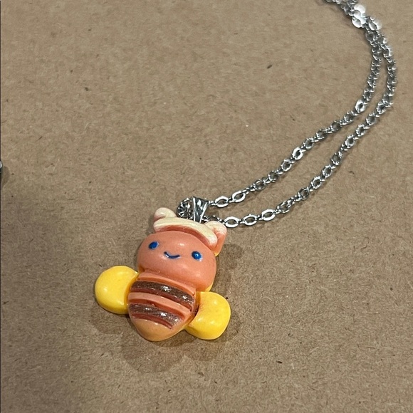 Cute Bumblebee Kids Necklace - Picture 5 of 5